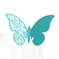 Dettagli di rose tagliate al laser su un segnaposto a farfalla di carta turchese - Blu Tiffany