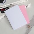 Biglietti d'invito minimalisti bianchi e rosa su un elegante sfondo di marmo - Guscio Bianco + Pagina Interna Rosa