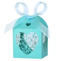 Détail du motif coeur découpé au laser sur boîte cadeau bleu clair avec ruban - Bleu Tiffany