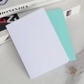 Biglietti d'invito bianco perla e blu tiffany su una superficie con trama in marmo - Guscio Bianco con Pagina Interna Verde Menta