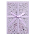 Détail de l'invitation de mariage violette découpée au laser avec nœud en satin élégant - Lilas