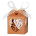 Détail du motif cœur découpé au laser sur boîte cadeau orange nacré avec ruban blanc - Bronze Antique