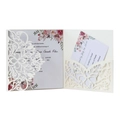 Elegantes cremeweißes Laser-Cut-Hochzeitskarten-Set mit RSVP-Karte auf weißem Grund - Elfenbein