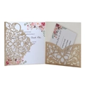 Dettaglio dell'invito di nozze glitterato tagliato al laser con inserto floreale - Oro Rosa Set Completo