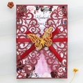 Détail de l'invitation de mariage bordeaux découpée au laser avec papillon doré et ruban - Rouge Foncé