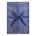 Détail d'invitation de mariage bleue découpée au laser avec un ruban élégant - Bleu Magique