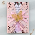 Détail d'une invitation rose découpée au laser avec papillon doré 3D et ruban - Rose Clair