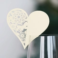 Dettaglio macro della carta segnaposto a cuore color crema con motivi tagliati al laser - Platino