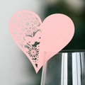 Dettaglio segnaposto a cuore rosa tagliato al laser con pizzo intricato e farfalle - Rosa