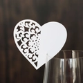 Marque-places en forme de cœur découpé au laser pour verres à vin lors de mariages - Blanc