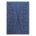 Détail d'invitation de mariage découpée au laser bleu marine avec motif de papillon - Bleu Magique