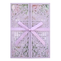 Détail d'invitation de mariage découpée au laser avec nœud en soie et motif floral - Lilas