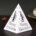 Weißes lasergeschnittenes Pyramiden-Weihnachtswindlicht mit Sternen und Schriftzug - Weiß (Lampenschirm-Weihnachten-3)