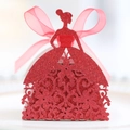 Détail de boîte à bonbons rouge pailletée avec découpe ajourée en forme de fille - Rouge