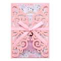 Elegante roze lasergesneden uitnodiging met satijnen lint en bloemenmeisje voor Quinceañera - Roze