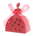 Détails des fleurs découpées au laser sur une boîte à bonbons de mariage rouge pailleté - Rouge Pailleté