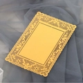 Elegante cartoncino giallo in pizzo tagliato al laser su uno sfondo in rete blu - Oro