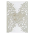 Détail de pochette d'invitation découpée au laser avec cœur ajouré et paillettes argentées - Or Clair Pailleté