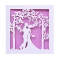 Elegante lasergeschnittene weiße Hochzeitseinladung mit romantischem Paar und Blumenbogen - Weiß + Violette Innenseite