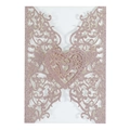 Vue macro de l'invitation à paillettes découpée au laser avec motif floral de cœur - Or Pomme