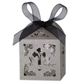 Dettaglio della scatola regalo glitterata argento con croce incisa e fiocco di organza - Carbone d'Argento
