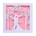 Europäische Laserschnitt-Hochzeitseinladung mit romantischem Paar unter einem floralen Bogen - Weiß + Rosa Innenseite