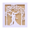 Detail der lasergeschnittenen Hochzeitseinladung mit küssendem Paar im Blumenbogen - Weiß mit Kraftpapier-Innenseite