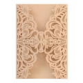 Détail du motif en dentelle découpé au laser sur une enveloppe d'invitation blanc crème - Beige Or