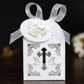Dettaglio scatola regalo bianca traforata al laser con croce e nastro decorativo - Bianco (Con Etichetta)