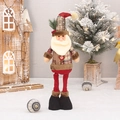 Détail du Père Noël en peluche avec chapeau à carreaux et gilet en bois en décor - Style Père Noël (HX15203A)