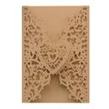 Laserschnitt-Einladungskarte in Champagnergold mit Herzmuster und feinen floralen Details - Beige Gold
