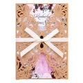 Détail de l'invitation découpée au laser avec carte florale et nœud en ruban crème chic - Papier kraft