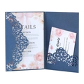 Vue détaillée de l'invitation de mariage bleue découpée au laser avec cartes florales - Bleu Magique