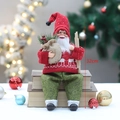 Père Noël assis de 32cm en pull rouge à flocons de neige et pantalon vert avec cadeaux - Style Assis (YJ29162)