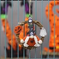 Halloween-Zwerg-Kranz mit Skeletthut und Kürbissen auf einem rustikalen Weidenring - HX-2253B (Schwarzer Hut Weiße Zöpfe)