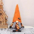 Dettaglio dello gnomo di Halloween con cappello di paillettes arancione e teschi decorativi - Stile Arancione (YH22004B)