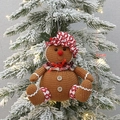 Plüsch Lebkuchenmann Weihnachtsbaumschmuck mit roter Schleife und Hut, 17cm Dekoration - Rot Weiß Karierter Hut Stil (QD24B628 B)