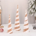 Set di tre coni natalizi decorativi in tessuto in una suggestiva scena invernale - Ornamento Albero a Spirale in Tre Pezzi (J220203)