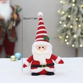 30cm zittende Kerstman knuffelpop van gebreide stof met feestelijke gestreepte muts - Kerstman (MY24110 A)