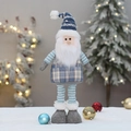 Detail eines blauen Weihnachtsgnoms aus Plüsch mit Strickmütze und kariertem Outfit - Weihnachtsmann Stil (T1230096 A)