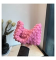 Gros plan d'un sac à main rose avec texture gaufrée et motif à carreaux plissés tendance - Rose foncé