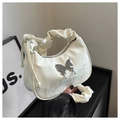 Sac bandoulière plissé beige chic avec papillon métallique et esthétique Y2K - Blanc