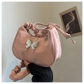 Sac à bandoulière rose plissé en similicuir mat avec ornement papillon argenté - Rose