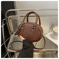 Détail du sac bowling marron foncé avec fermeture éclair argentée et poignées rondes - Sans Pendentif / Marron