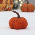 Citrouille tricotée orange de 13cm pour décoration de table avec tige réaliste automne - Style Grosse Maille (QD22B505) / 5 Pouces