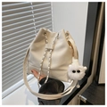 Secchiello bianco con coulisse, catena argento e ciondolo a forma di mostro in peluche bianco - Con Ciondolo / Bianco