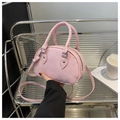 Détail du sac bowling en similicuir rose clair avec garnitures argentées et bandoulière - Sans Pendentif / Rose