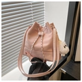 Borsa a secchiello rosa con coulisse, catena argentata e ciondolo di peluche - Con Ciondolo / Rosa