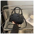 Détail d'un sac bowling noir en similicuir avec garnitures argentées et poignées - Sans Pendentif / Noir