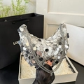 Silberne Pailletten-Halbmondtasche mit Metallketten-Riemen für einen modischen Look - Silber